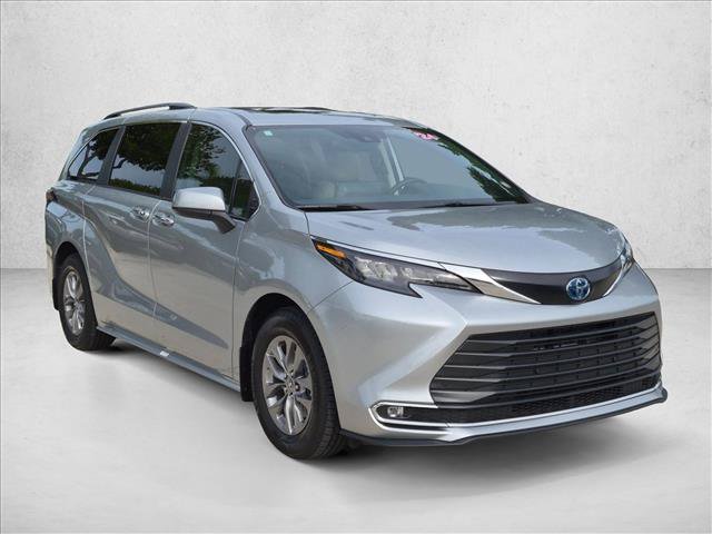 Certified 2024 Toyota Sienna XLE FWD image 3
