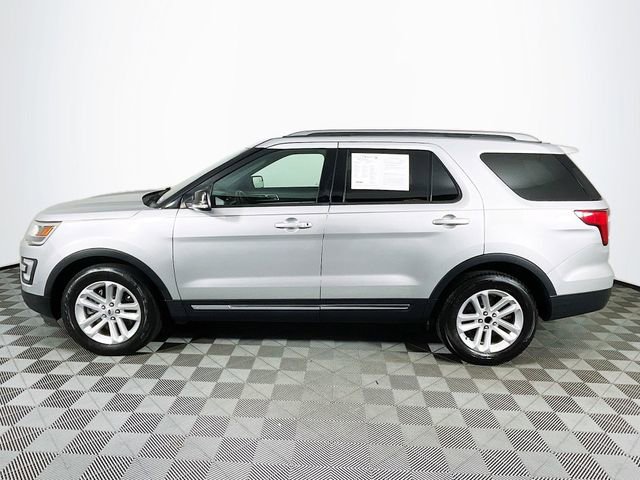 Used 2017 Ford Explorer XLT w/ Equipment Group 201A image 5