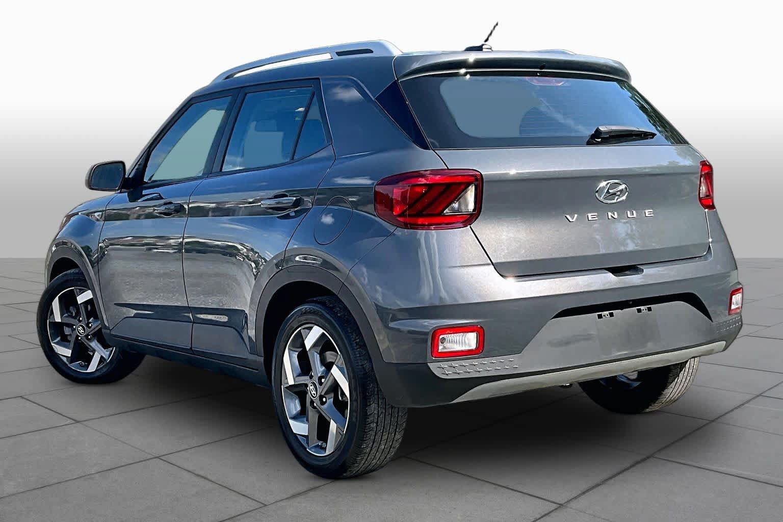 Used 2025 Hyundai Venue SEL FWD image 12