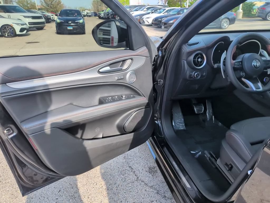 Used 2025 Alfa Romeo Stelvio Sprint AWD/4WD image 19