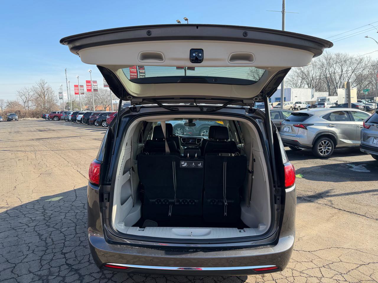 Used 2018 Chrysler Pacifica Touring-L w/ Tire & Wheel Group image 15