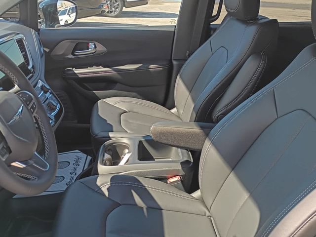 New 2026 Chrysler Pacifica Select FWD image 11