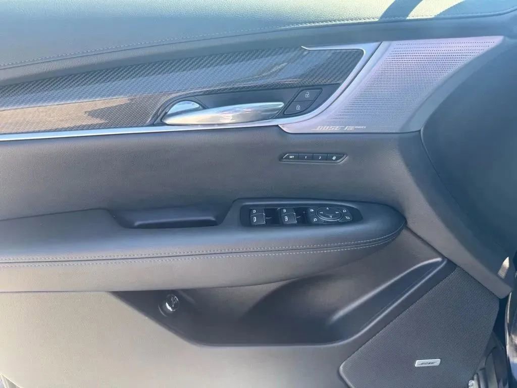 Used 2025 Cadillac XT6 Sport w/ Technology Package image 12