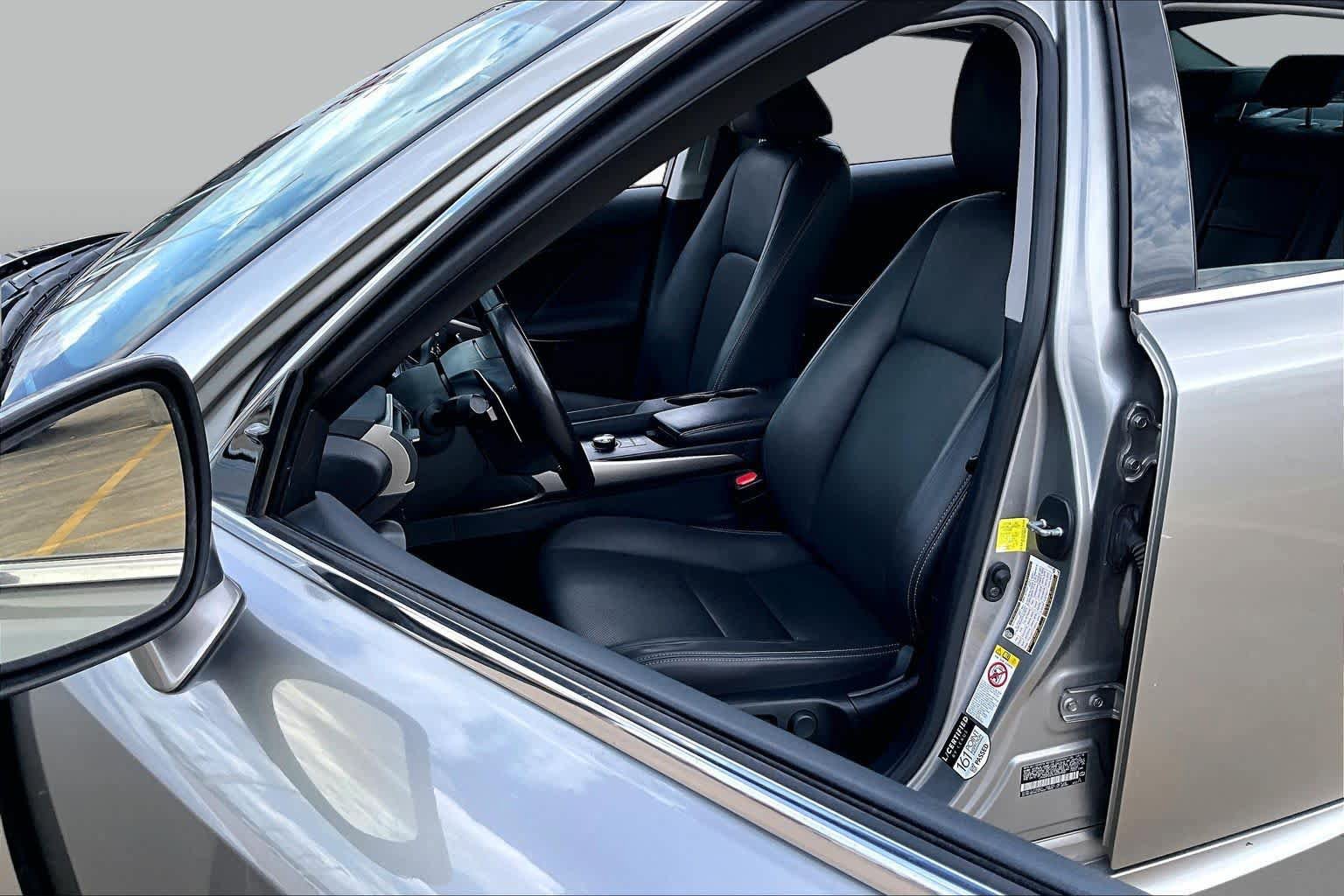 Used 2018 Lexus IS 300 AWD w/ Premium Package image 8
