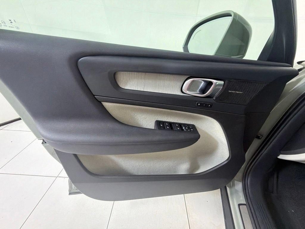 Used 2024 Volvo XC40 B5 Plus AWD/4WD image 14