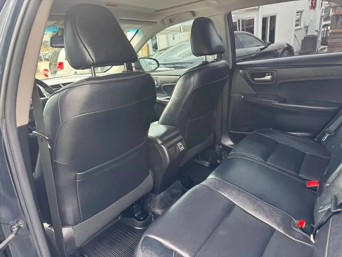 Used 2017 Toyota Camry XLE w/ Moonroof Package FWD image 17