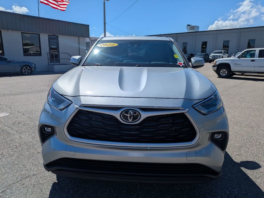 Used 2024 Toyota Highlander LE image 3