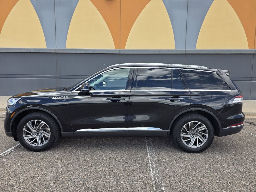 Used 2023 Lincoln Aviator AWD image 2