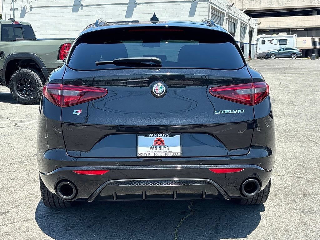 Used 2023 Alfa Romeo Stelvio Veloce AWD/4WD image 4