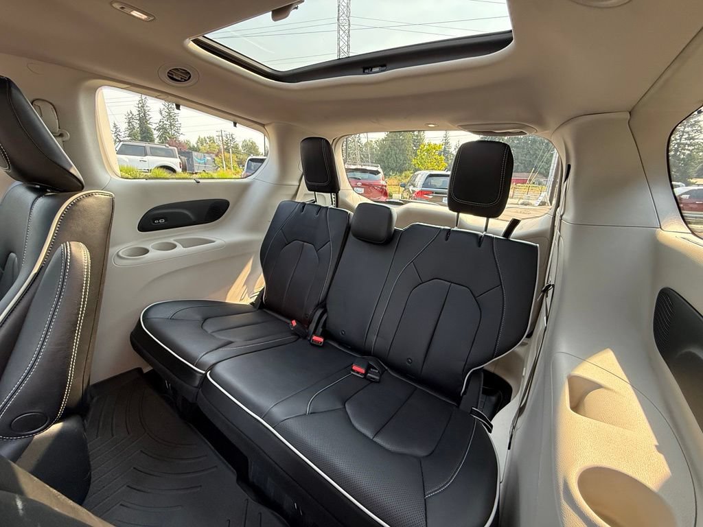 Used 2021 Chrysler Pacifica Limited w/ Premium & Safety Sphere Group FWD image 16