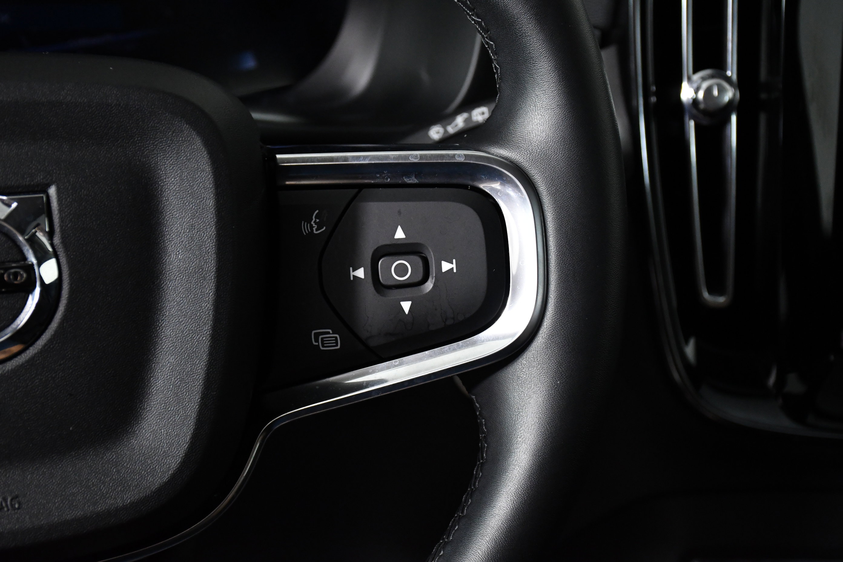 Used 2025 Volvo XC40 B5 Plus image 13