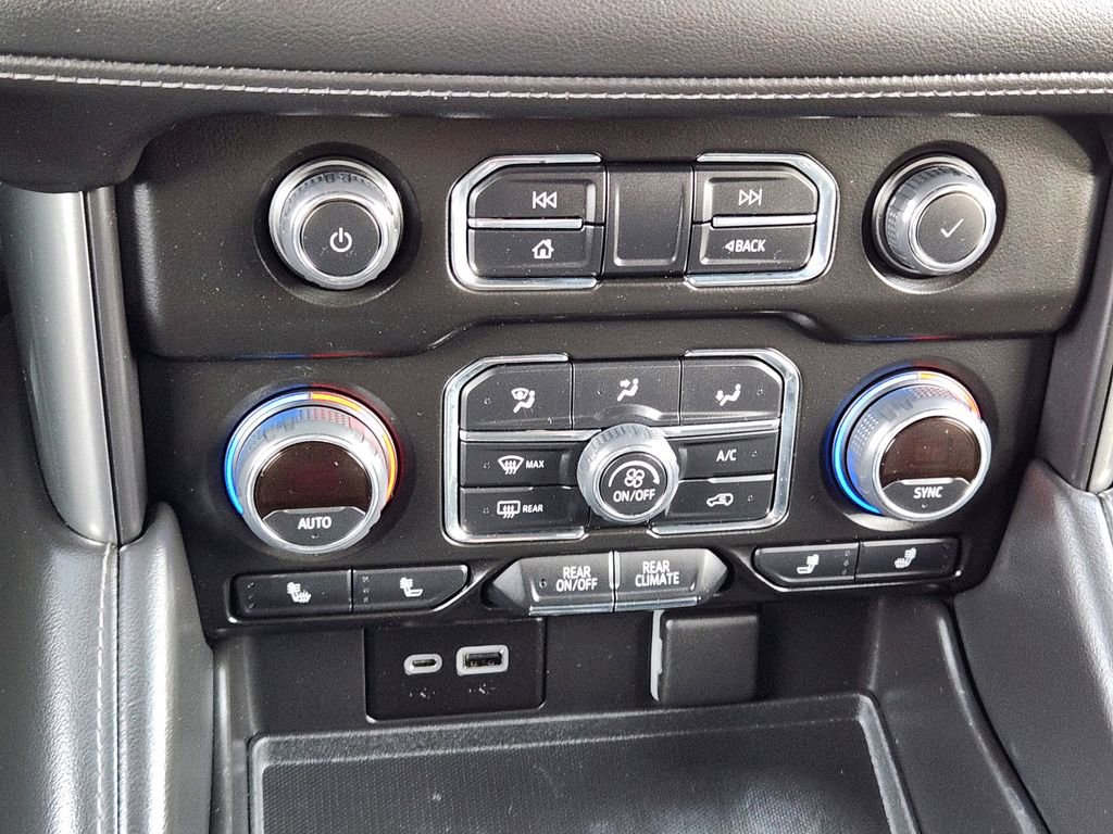 Used 2022 Chevrolet Suburban Z71 w/ Luxury Package image 26