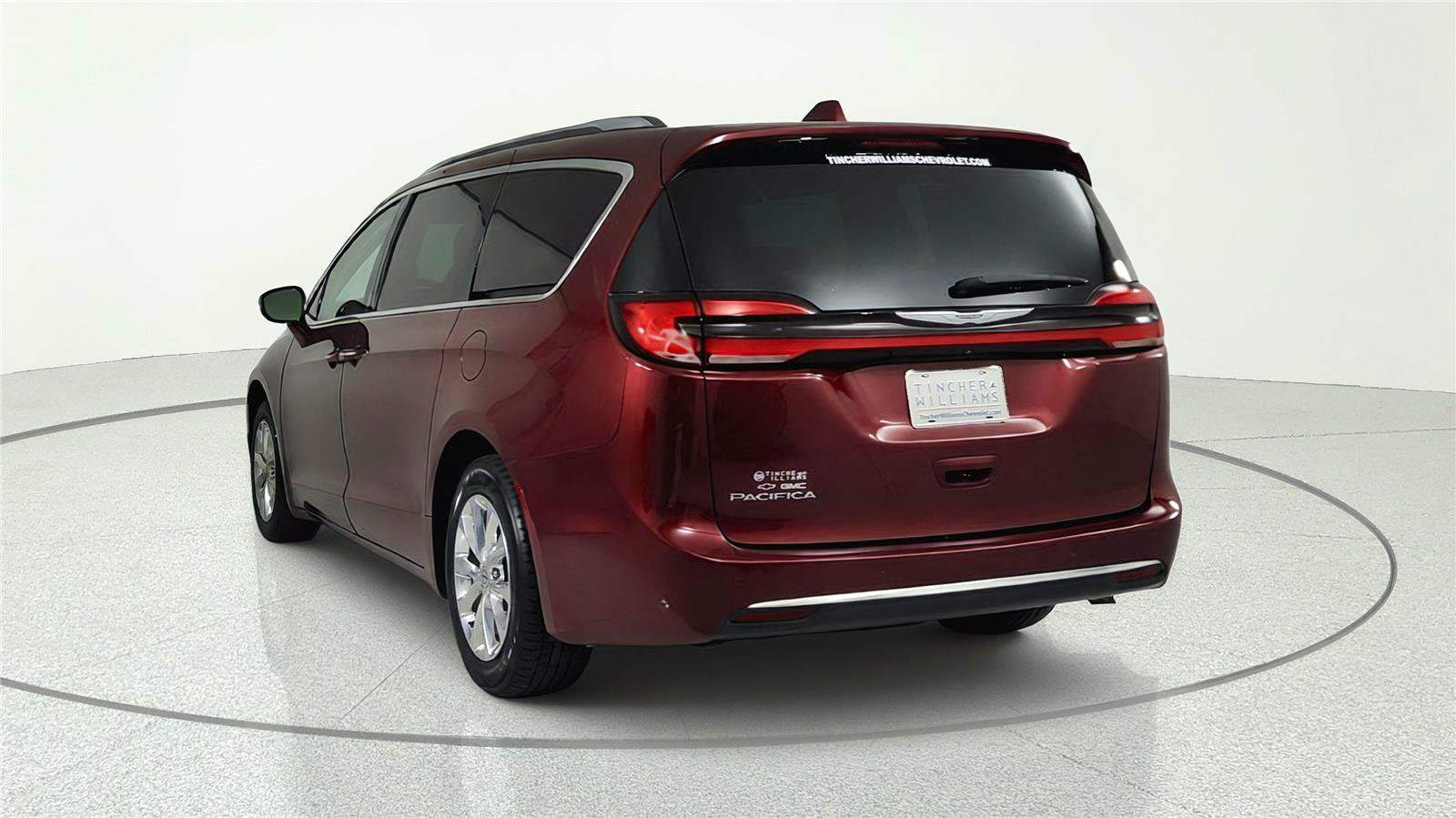 Used 2021 Chrysler Pacifica Touring-L w/ Uconnect Theater Family Group FWD image 3