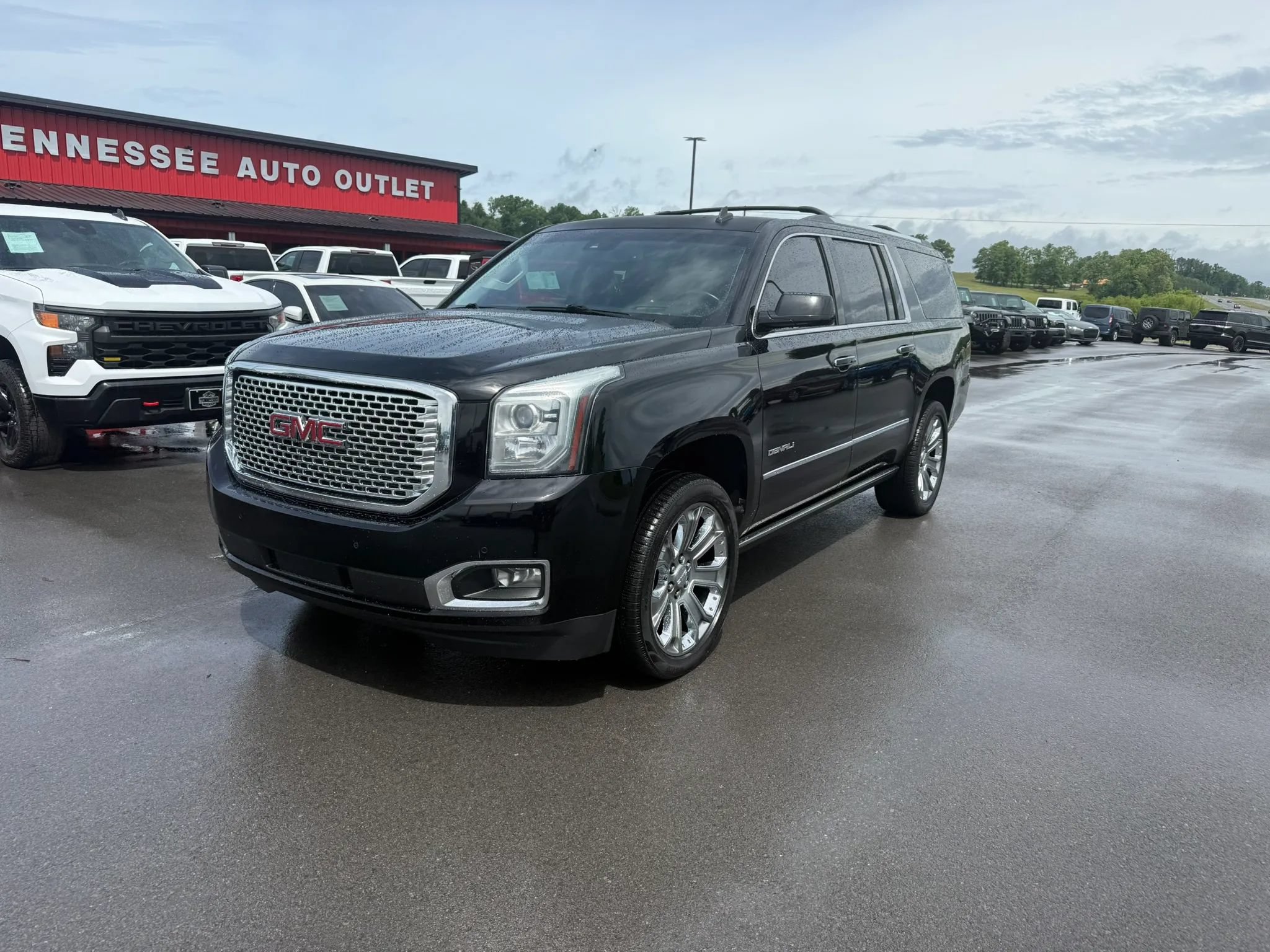 Used 2015 GMC Yukon XL Denali w/ Touring Package RWD image 2