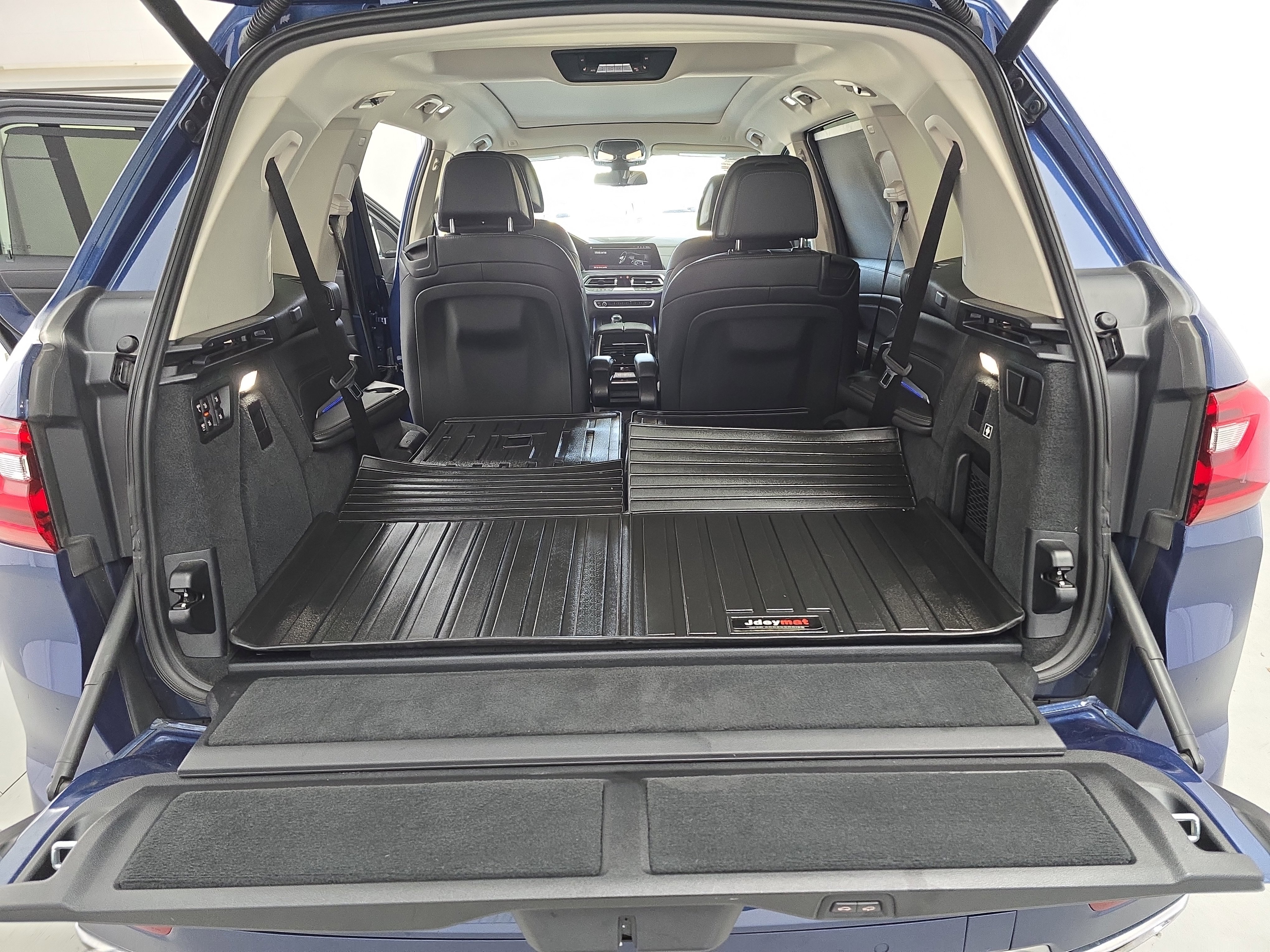 Used 2021 BMW X7 xDrive40i w/ Premium Package image 14