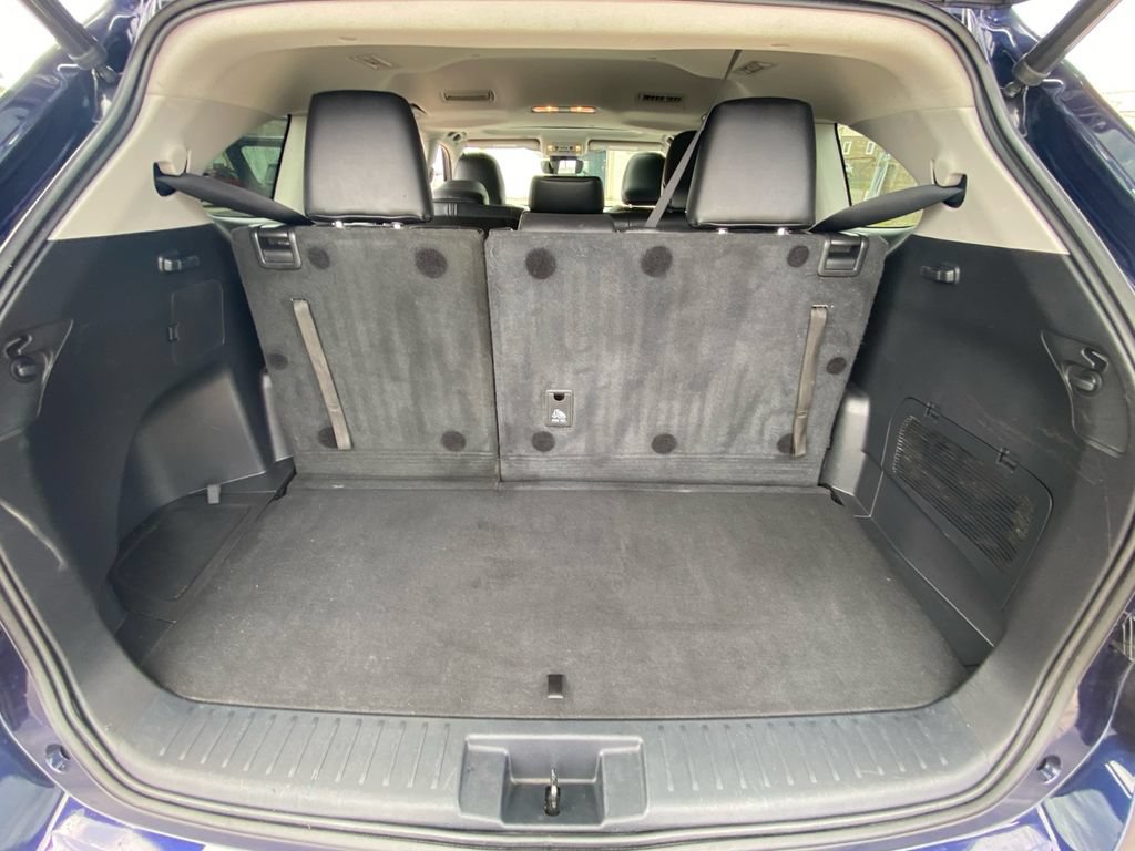 Used 2022 Toyota Highlander XLE AWD/4WD image 29