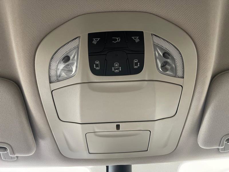 Used 2023 Chrysler Pacifica Touring-L image 16