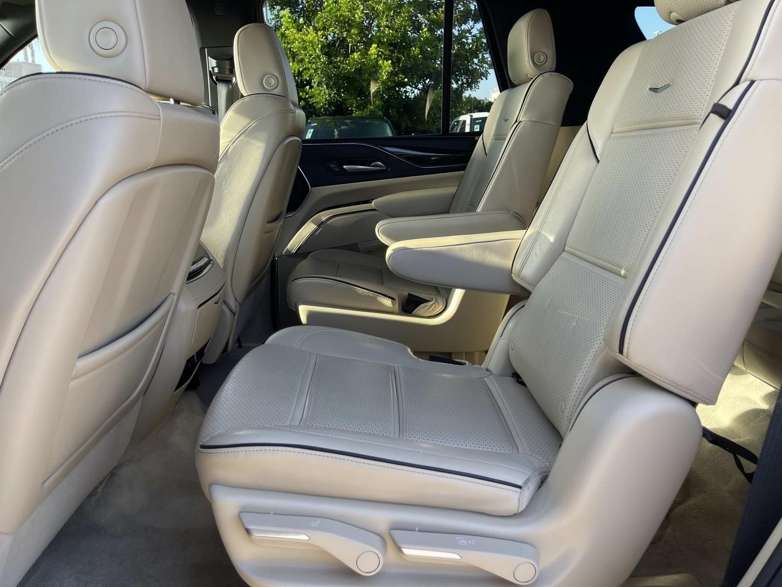 Used 2024 Cadillac Escalade Premium Luxury RWD image 15