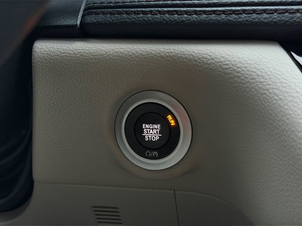 Used 2020 Chrysler Pacifica Limited image 25