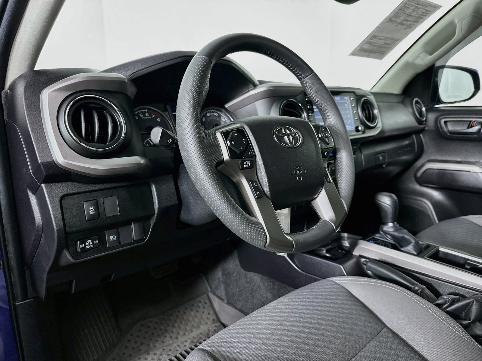 Certified 2022 Toyota Tacoma SR5 AWD/4WD image 9