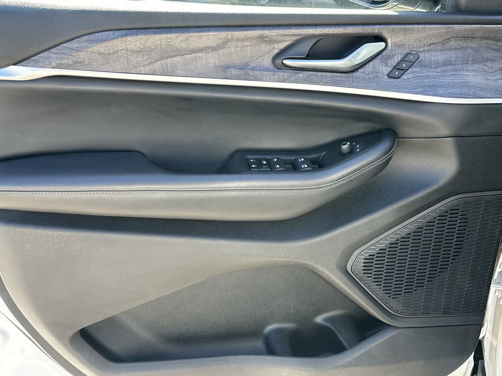 Used 2023 Jeep Grand Cherokee L Limited w/ Black Appearance Package image 10