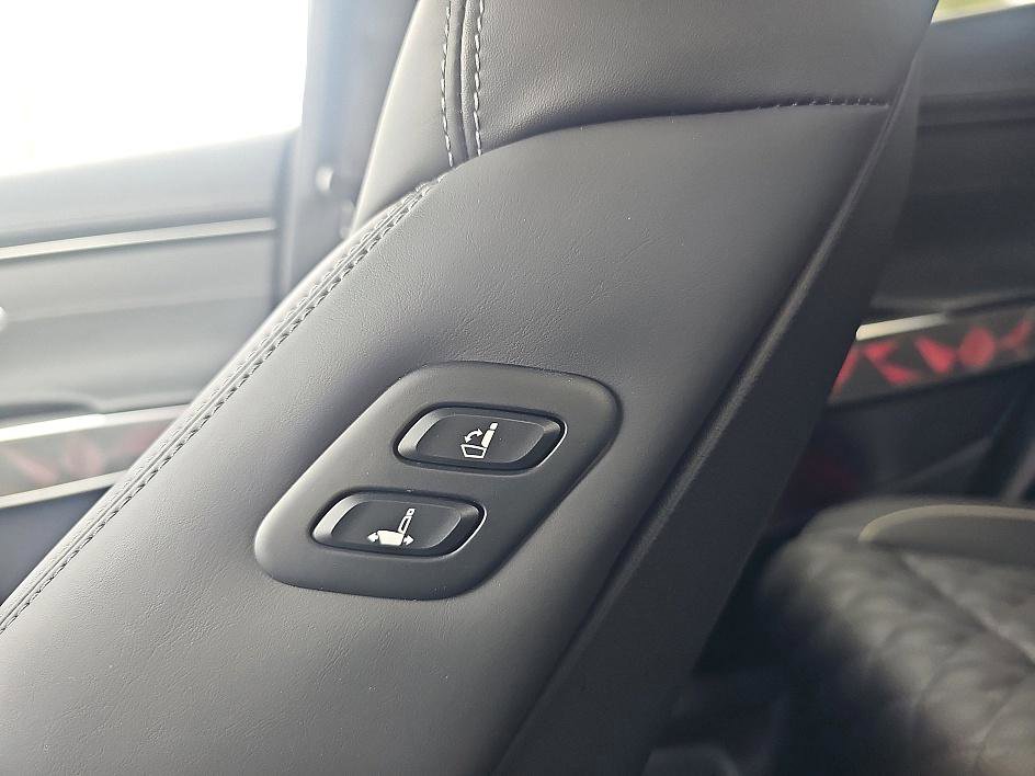 Used 2025 Genesis GV70 3.5T Sport w/ Sport Advanced Package image 17