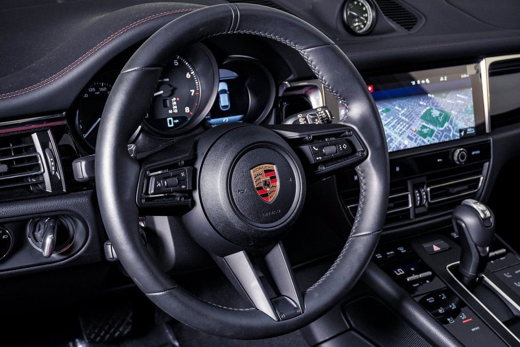 Certified 2025 Porsche Macan AWD/4WD image 18