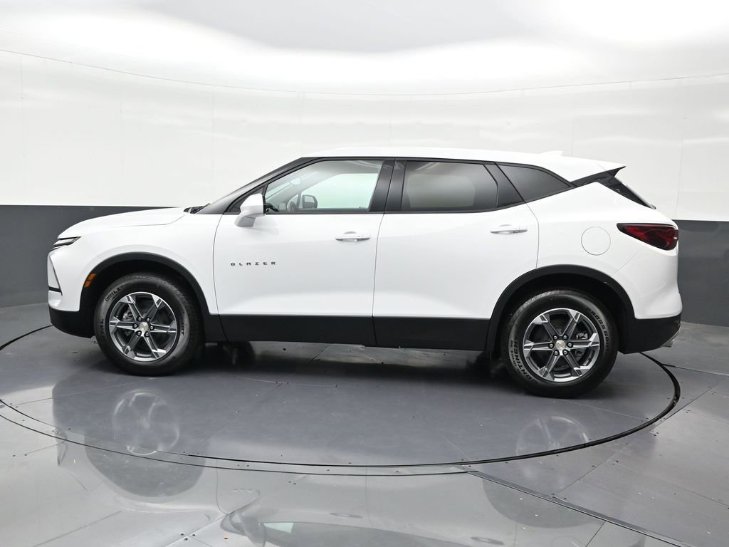 Used 2025 Chevrolet Blazer LT image 2