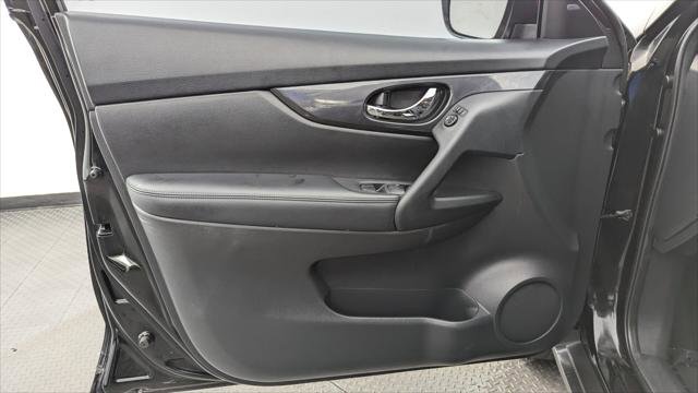 Used 2017 Nissan Rogue SV w/ SV Premium Package image 13