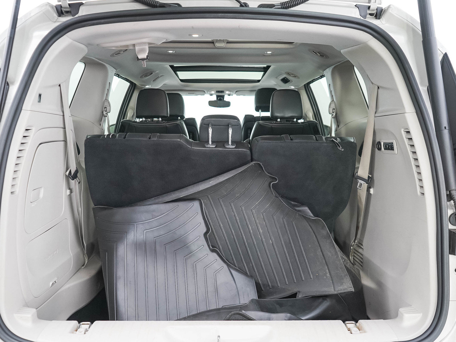 Used 2017 Chrysler Pacifica Limited w/ UConnect Theater Package FWD image 9