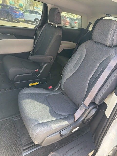 Used 2022 Kia Carnival LX image 4