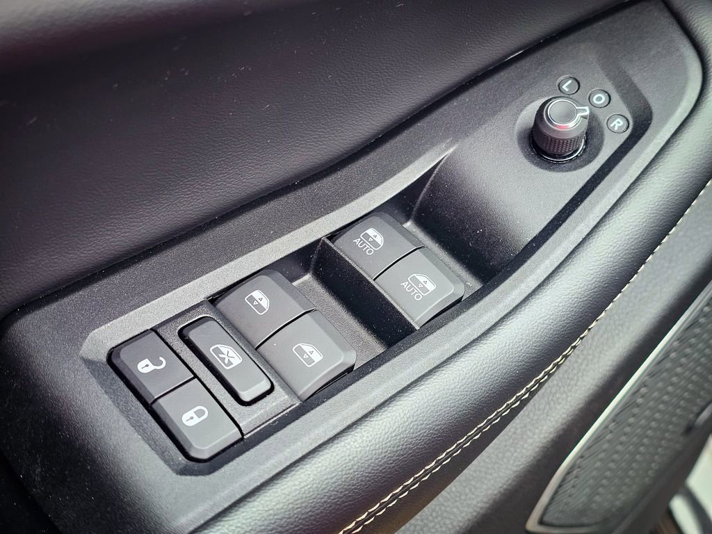 Used 2023 Jeep Grand Cherokee Limited w/ Black Appearance Package image 11