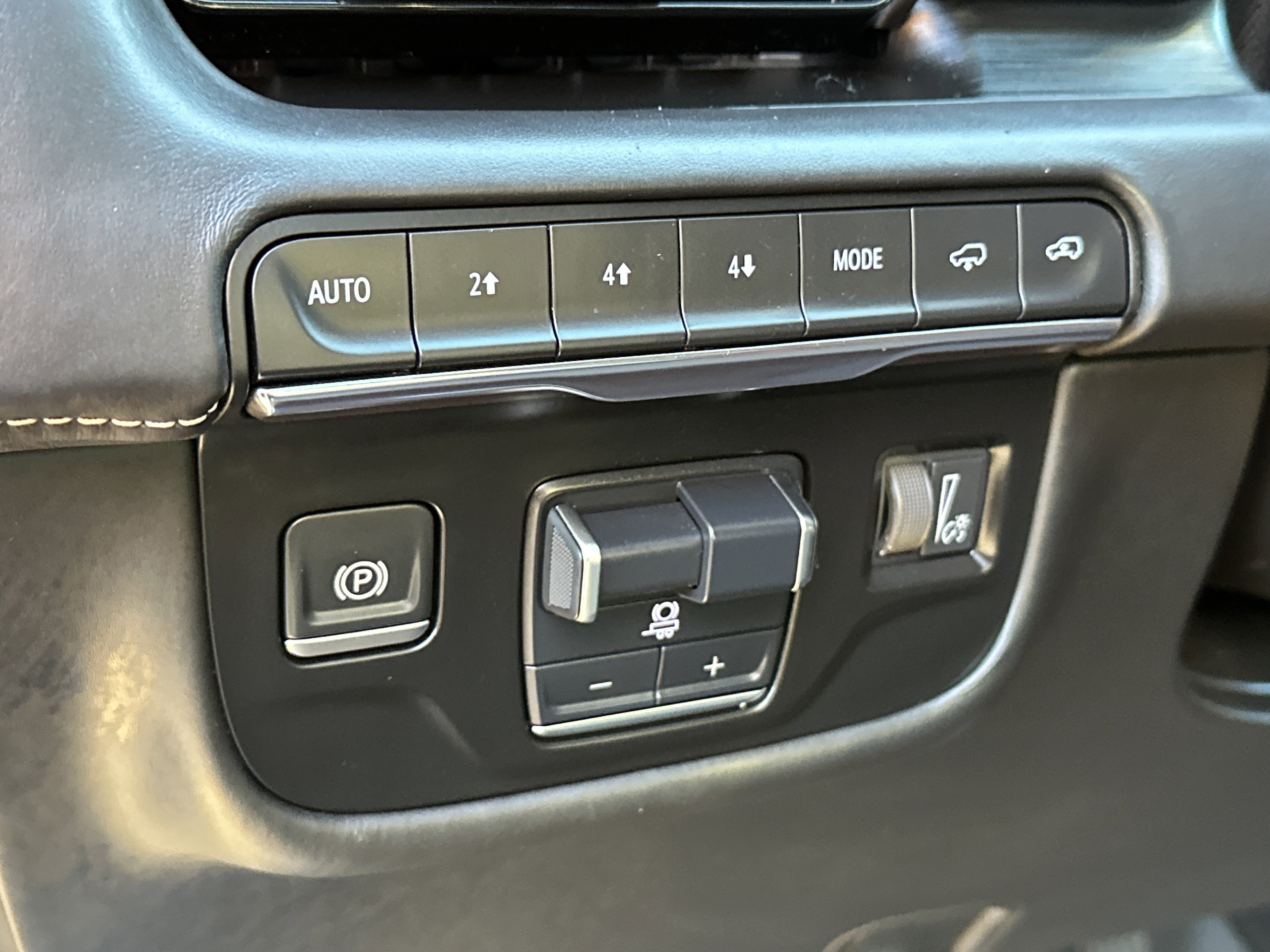 Used 2024 Cadillac Escalade Sport Platinum w/ LPO, ONYX Package image 17