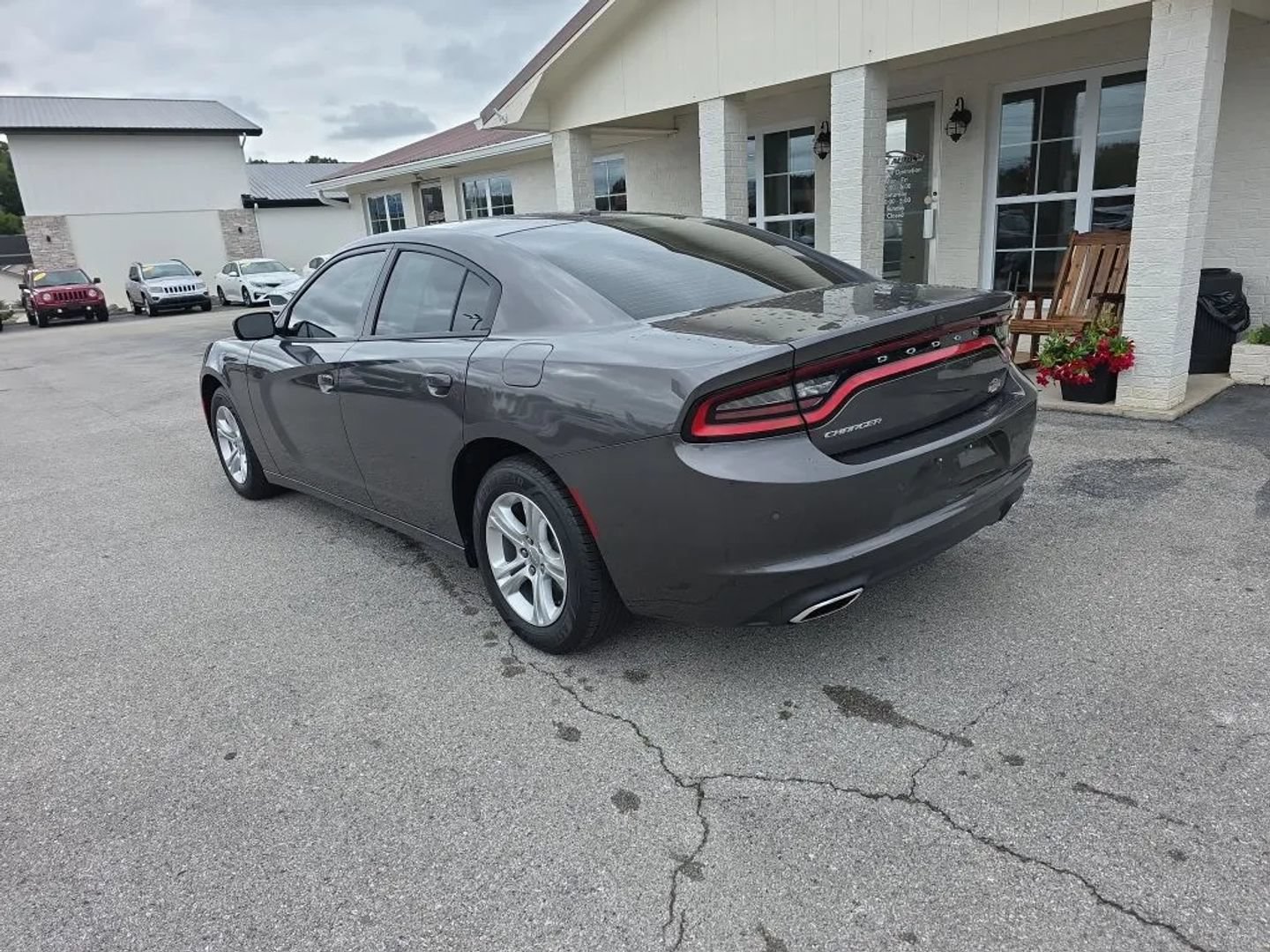 Used 2020 Dodge Charger SXT RWD image 3