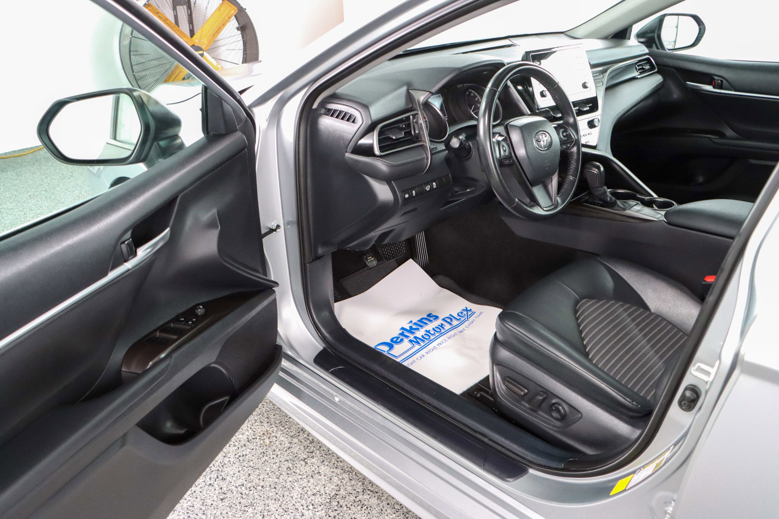 Used 2024 Toyota Camry SE image 3