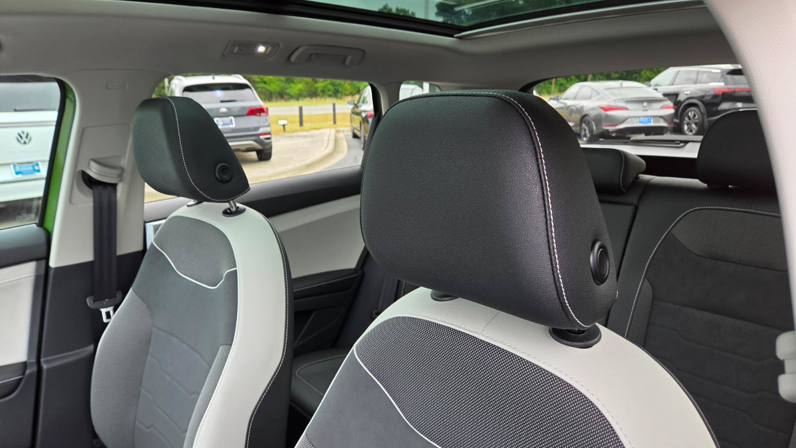 Certified 2025 Volkswagen Taos SE w/ Panoramic Sunroof Package FWD image 38