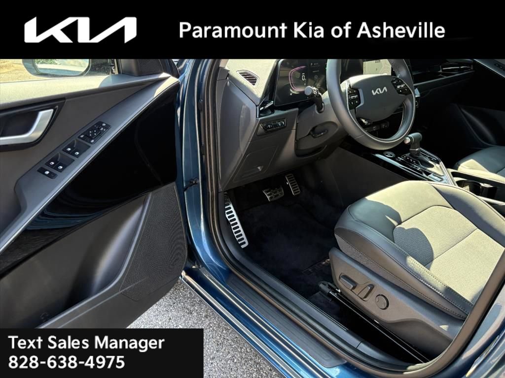 Certified 2025 Kia Niro EX Touring FWD image 17