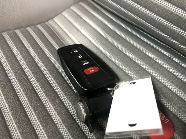 Used 2020 Toyota Camry SE w/ Sunroof Package image 31