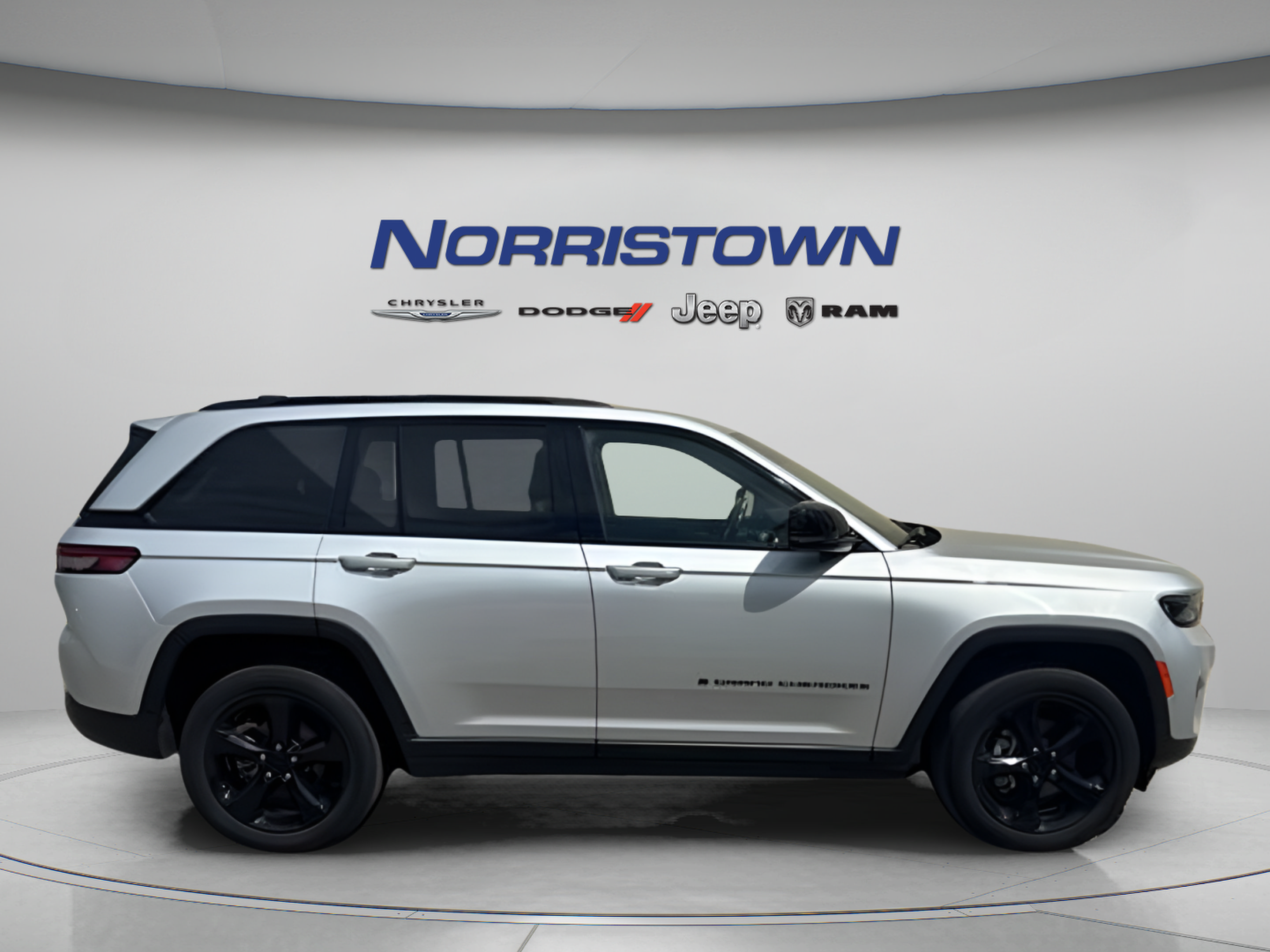 Used 2023 Jeep Grand Cherokee Altitude AWD/4WD image 6