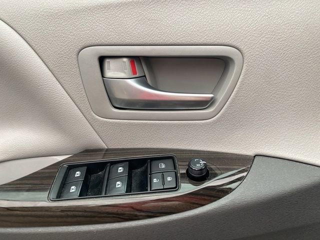 Used 2018 Toyota Sienna XLE Premium image 19