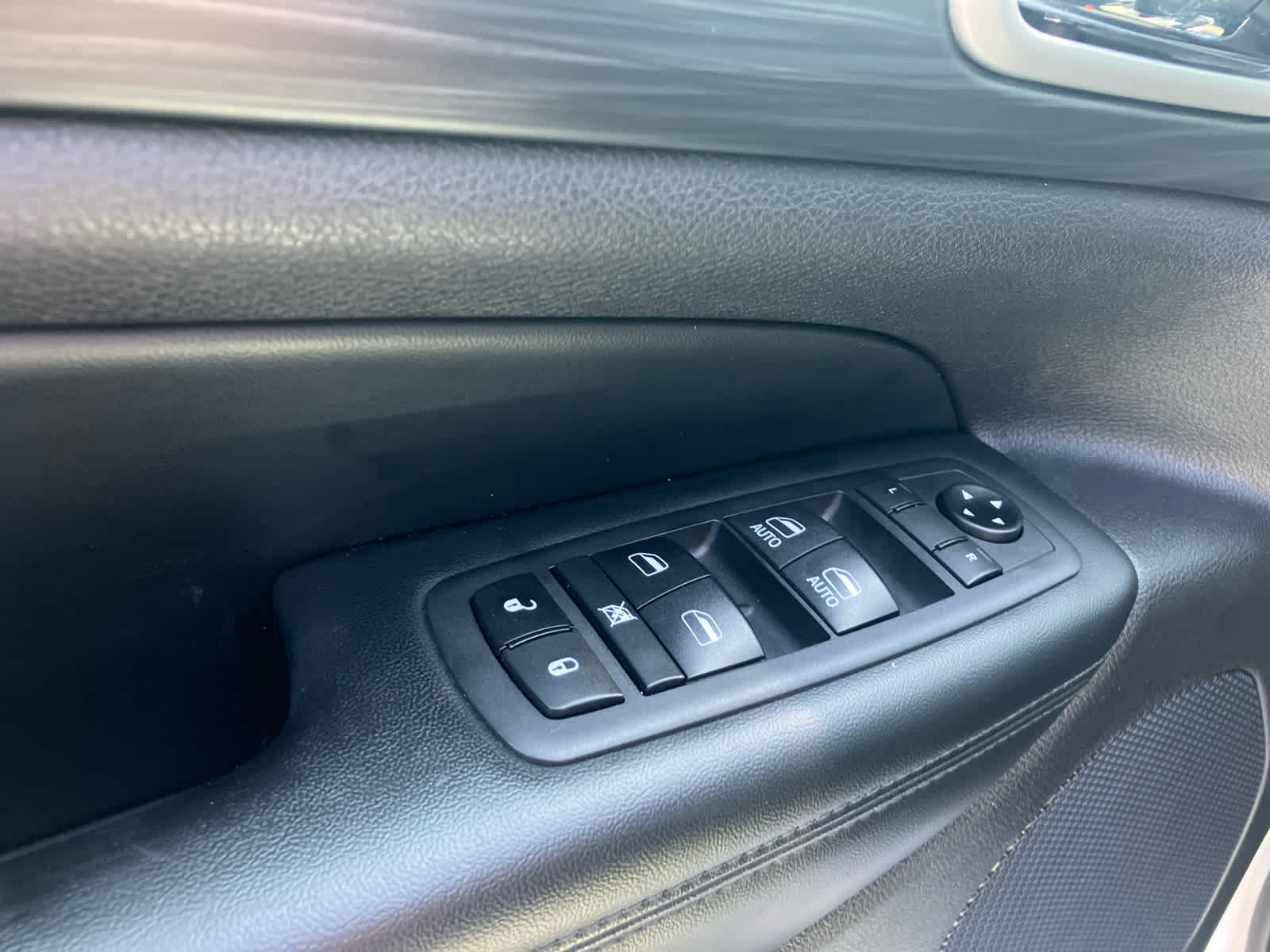 Used 2020 Jeep Grand Cherokee Altitude AWD/4WD image 12