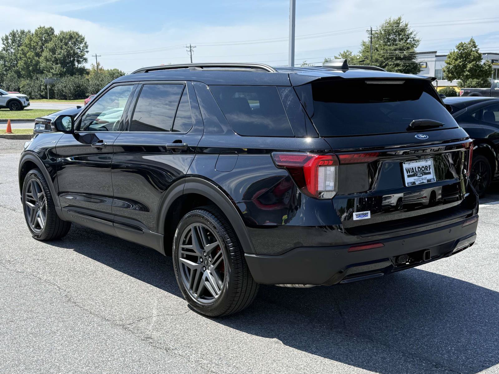 Used 2025 Ford Explorer ST-Line w/ ST-Line Street Pack AWD/4WD image 4