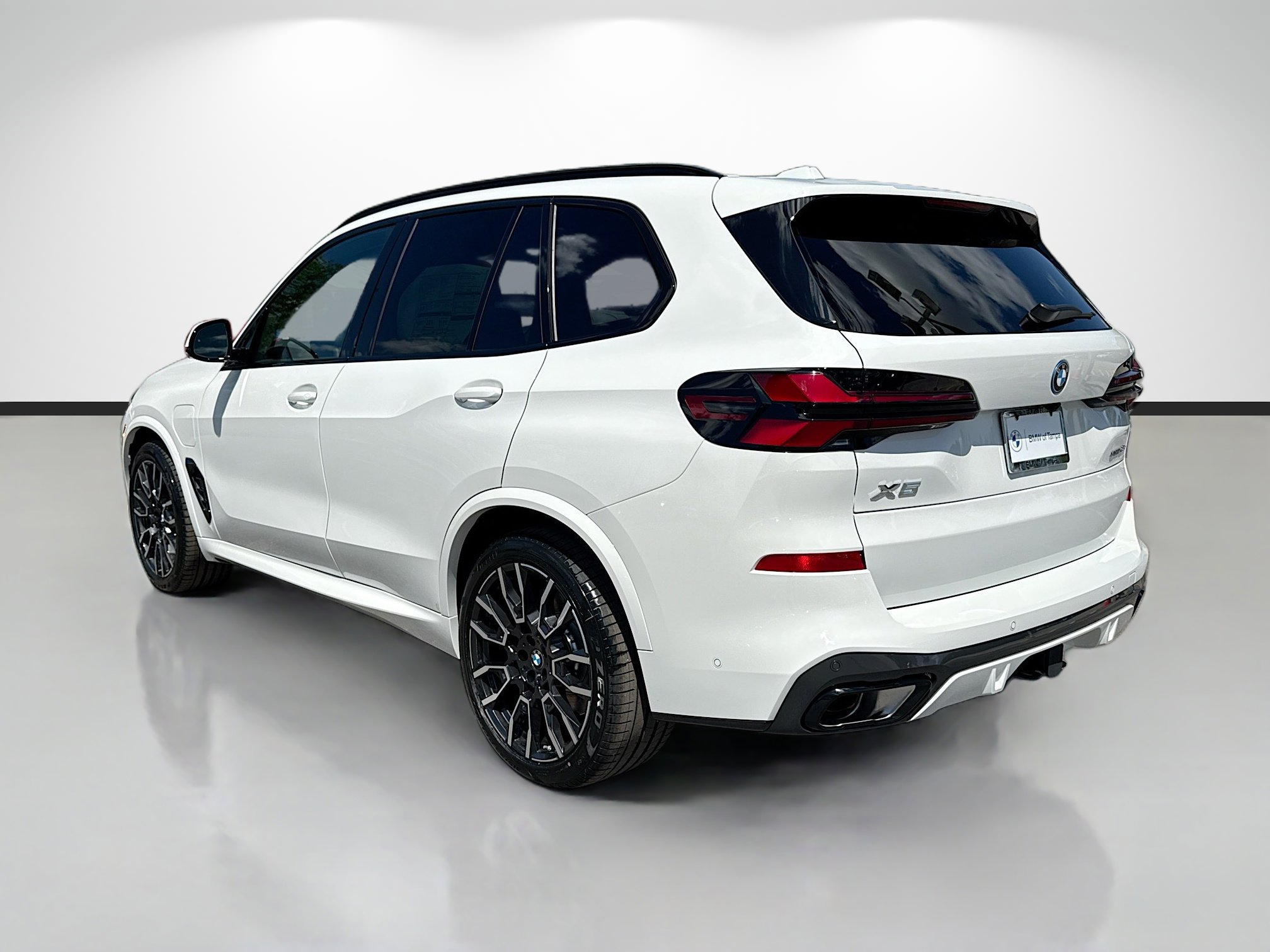New 2026 BMW X5 xDrive50e w/ Executive Package AWD/4WD image 5