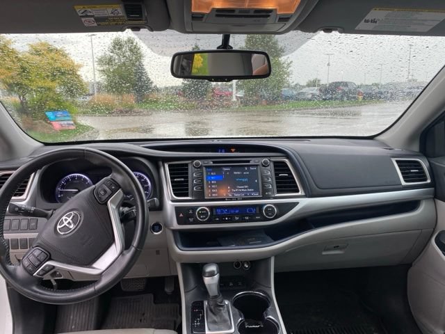 Used 2016 Toyota Highlander XLE AWD/4WD image 12