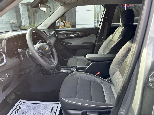 Used 2025 Chevrolet TrailBlazer LT image 2