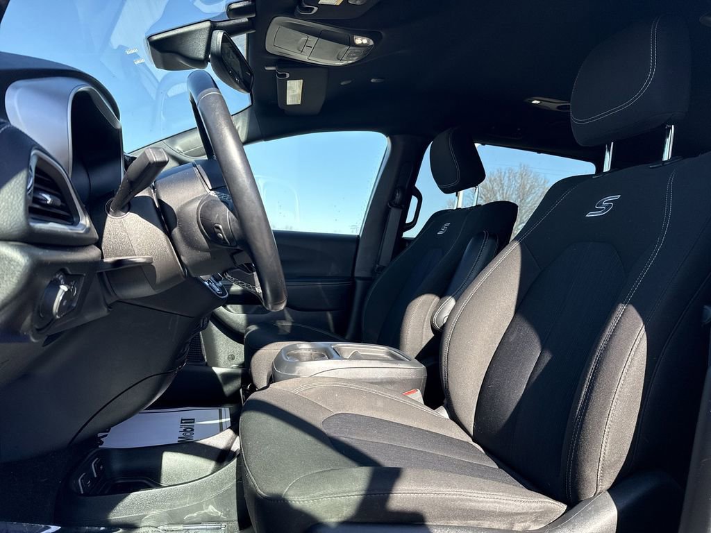 Used 2021 Chrysler Pacifica Touring w/ Uconnect Theater Family Group image 13