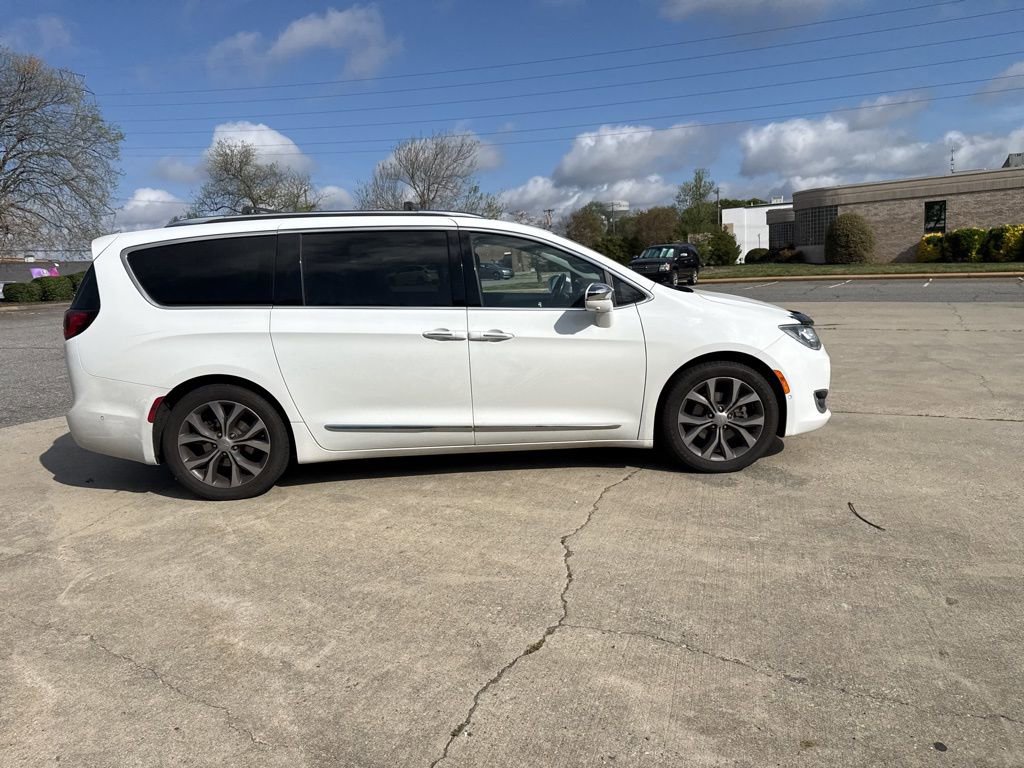 Used 2017 Chrysler Pacifica Limited image 6