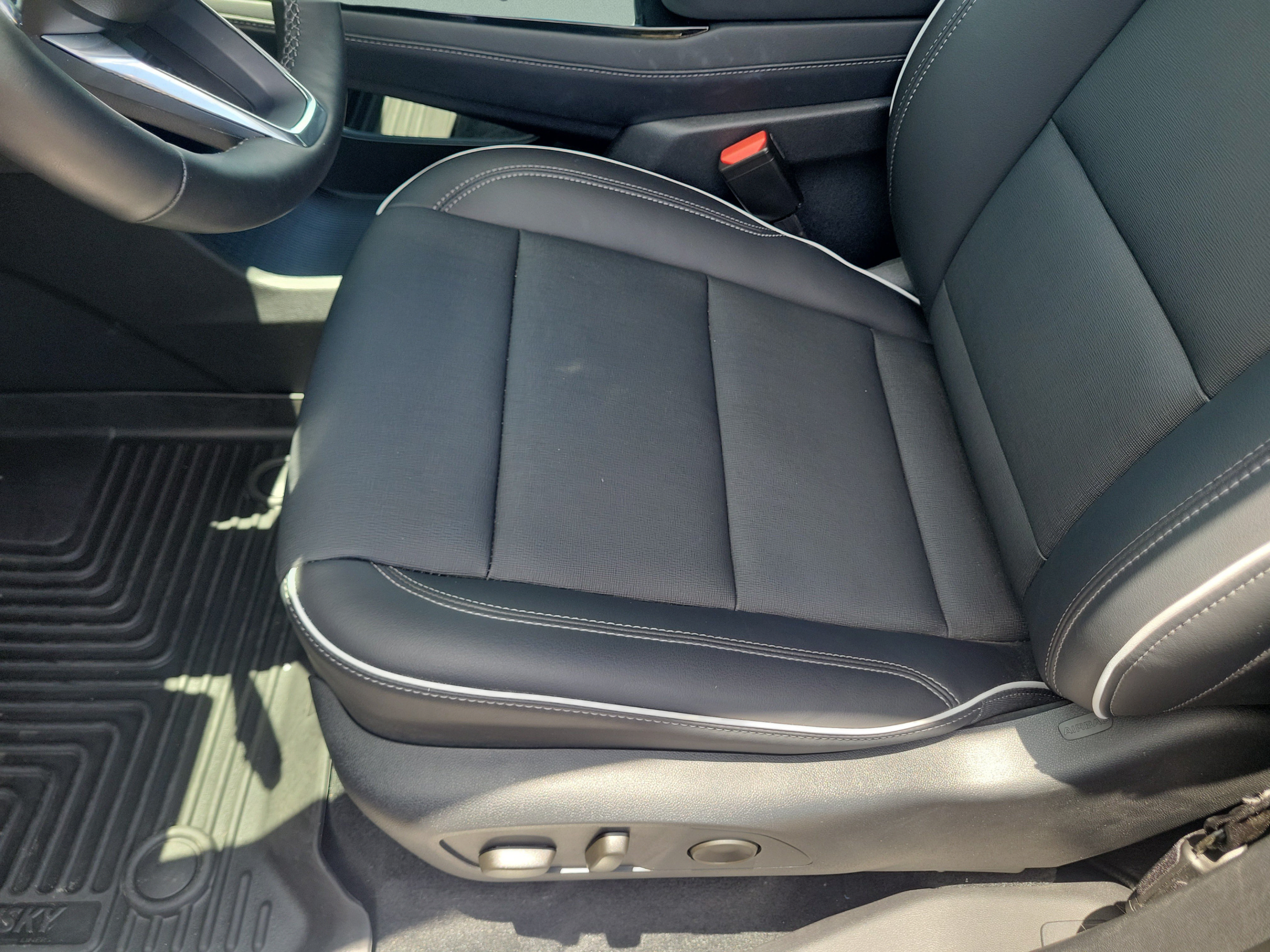 Used 2025 Buick Enclave Preferred AWD/4WD image 25