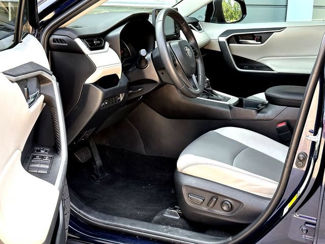 Used 2020 Toyota RAV4 XLE Premium FWD image 10