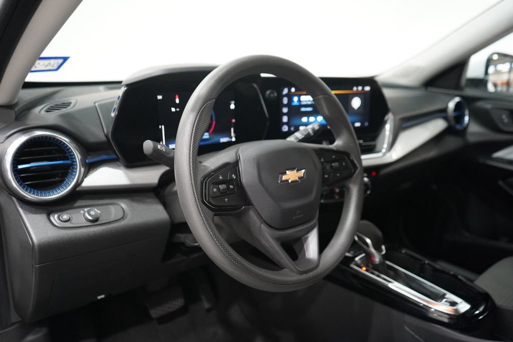 Used 2025 Chevrolet Trax LT FWD image 15